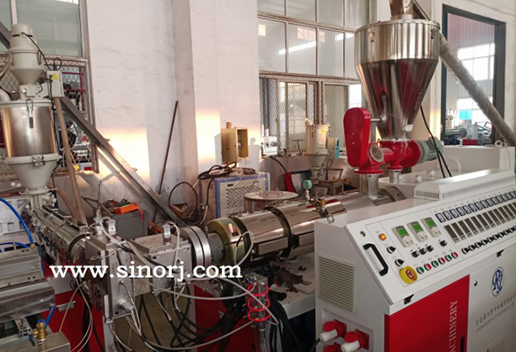 PE共擠木塑型材生產(chǎn)線工廠內(nèi)連續(xù)試機(jī)十天！??！