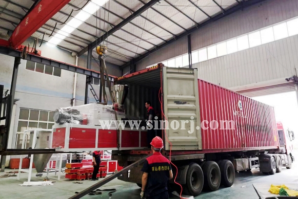 大家早安，新的一天，裝柜開(kāi)始！越南墻板線(xiàn)條設(shè)備2個(gè)柜開(kāi)始啦！ ?Morning. Vietnam PVC wall panel production lines starts loading.