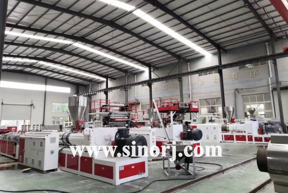 等待發(fā)貨的三套設(shè)備：PVC木塑中空門板設(shè)備，仿大理石設(shè)備，SPC地板設(shè)備。