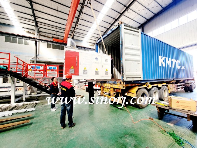 SPC石塑地板生產(chǎn)線(xiàn)裝柜發(fā)貨中